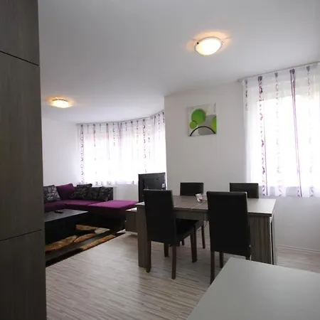 萨拉热维公寓酒店 *